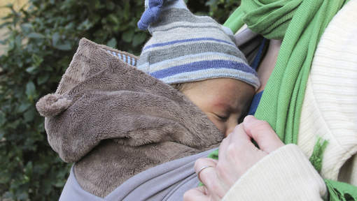 Un bébé meurt étouffé dans une écharpe, contre le corps de sa mère