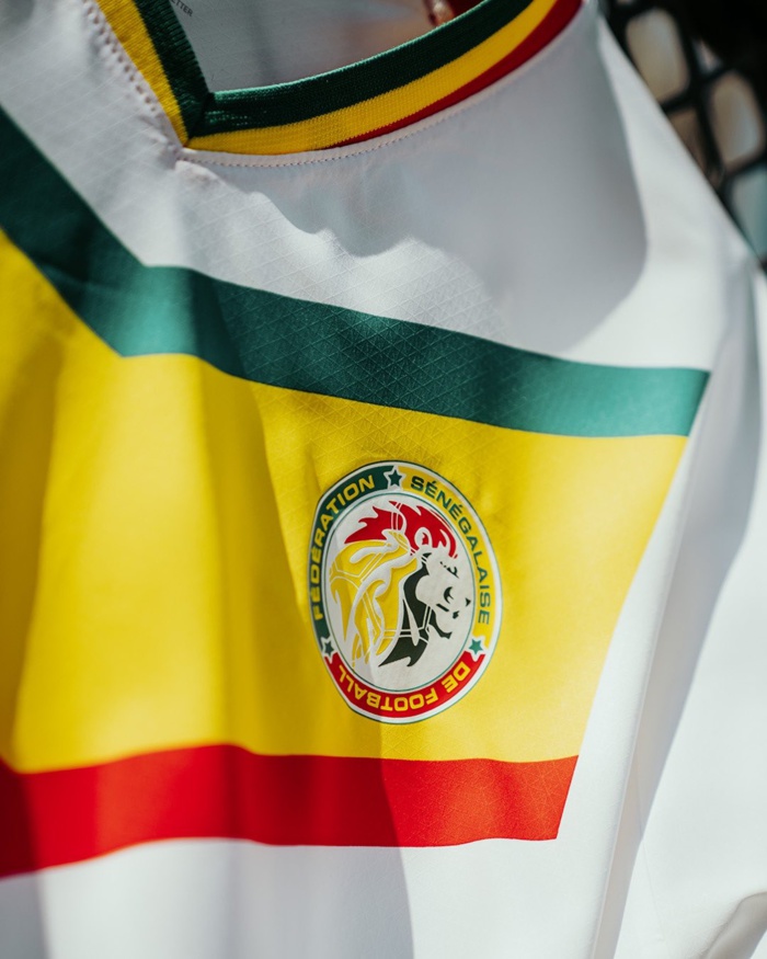Coupe du monde 2022 : Le nouveau maillot des Lions suscite la polémique, entre son style rétro et un design mitigé… Coupe du monde 2022 : Le nouveau maillot des Lions suscite la polémique, entre son style rétro et un design mitigé…