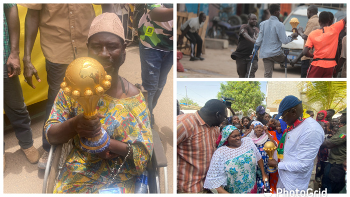 (EN IMAGES) Des personnes à mobilité réduite se pressent pour voir le trophée de la CAN (EN IMAGES) Des personnes à mobilité réduite se pressent pour voir le trophée de la CAN