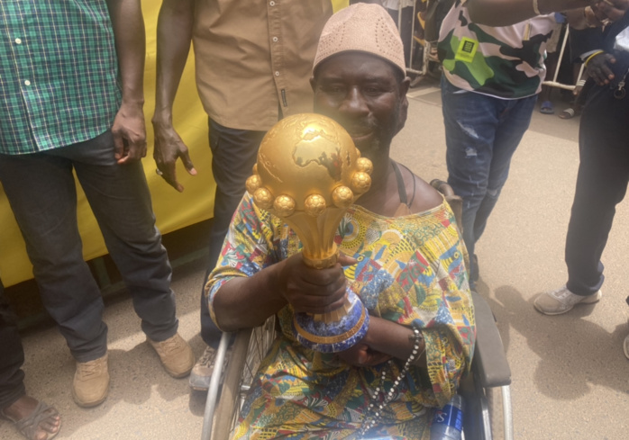 (EN IMAGES) Des personnes à mobilité réduite se pressent pour voir le trophée de la CAN