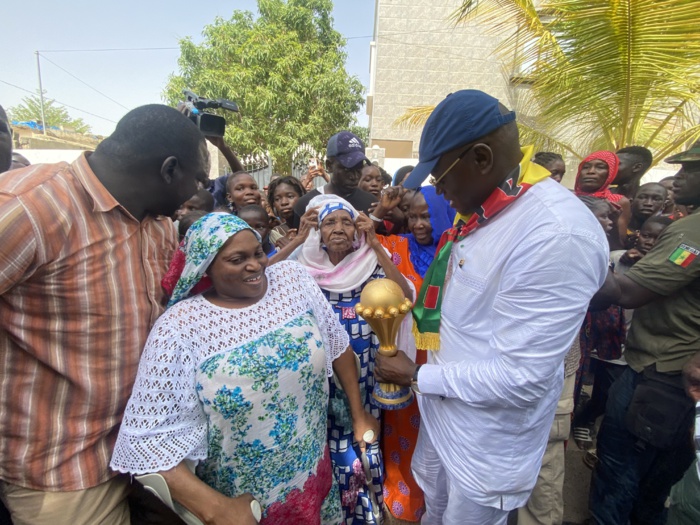 (EN IMAGES) Des personnes à mobilité réduite se pressent pour voir le trophée de la CAN