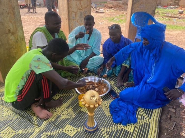Le trophée de la CAN chez le sénégalais lambda : La preuve par l'image prise à Tambacounda. Le trophée de la CAN chez le sénégalais lambda : La preuve par l'image prise à Tambacounda.