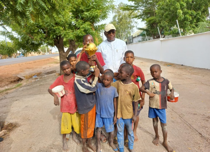 Trophy tour: De jeunes "talibé" posent fièrement avec le trophée de la CAN Cameroun 2021 devant le ministre des sports Matar Ba Trophy tour: De jeunes "talibé" posent fièrement avec le trophée de la CAN Cameroun 2021 devant le ministre des sports Matar Ba