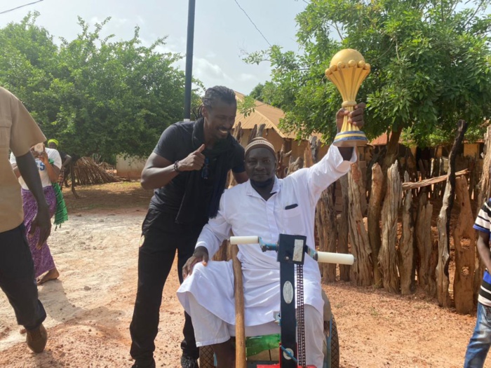 Arrêt sur image : Une personne à mobilité réduite a pu brandir fièrement le trophée avec à ses côtés le sélectionneur national, Aliou Cissé...
