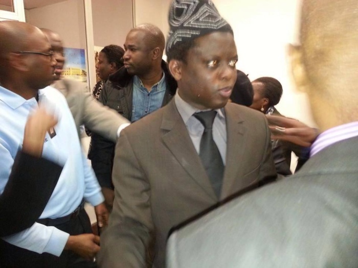 (Photos) Des fedayins de Karim Wade assiègent le consulat du Sénegal à Paris pour exiger sa libération