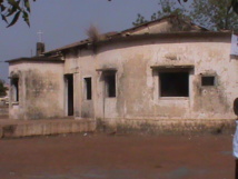 Kédougou-Les stigmates de la préfecture brûlée en 2008  suite à la mort de Sina Sidibé encore visibles.
