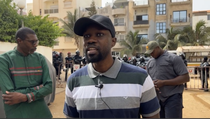 Les accès qui mènent vers sa maison bloqués par la Police, Ousmane Sonko s’indigne : « C’est un signe de panique. Même ma bonne a été empêchée d’arriver à la maison en taxi… » Les accès qui mènent vers sa maison bloqués par la Police, Ousmane Sonko s’indigne : « C’est un signe de panique. Même ma bonne a été empêchée d’arriver à la maison en taxi… »