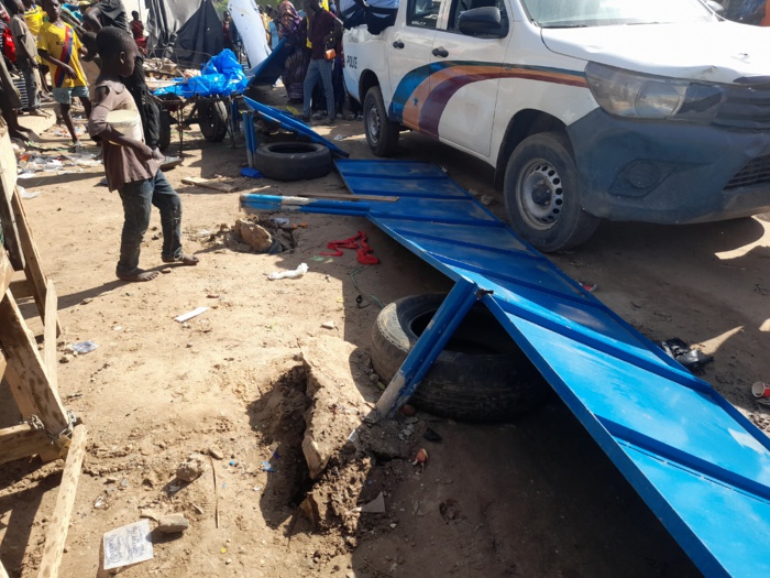 Marché central de Kaolack : Un groupe de commerçants démolit les barrières installées par la mairie (images) Marché central de Kaolack : Un groupe de commerçants démolit les barrières installées par la mairie (images)