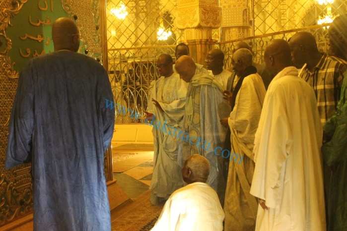 Les images exclusives de Me Wade au mausolée de Serigne Touba