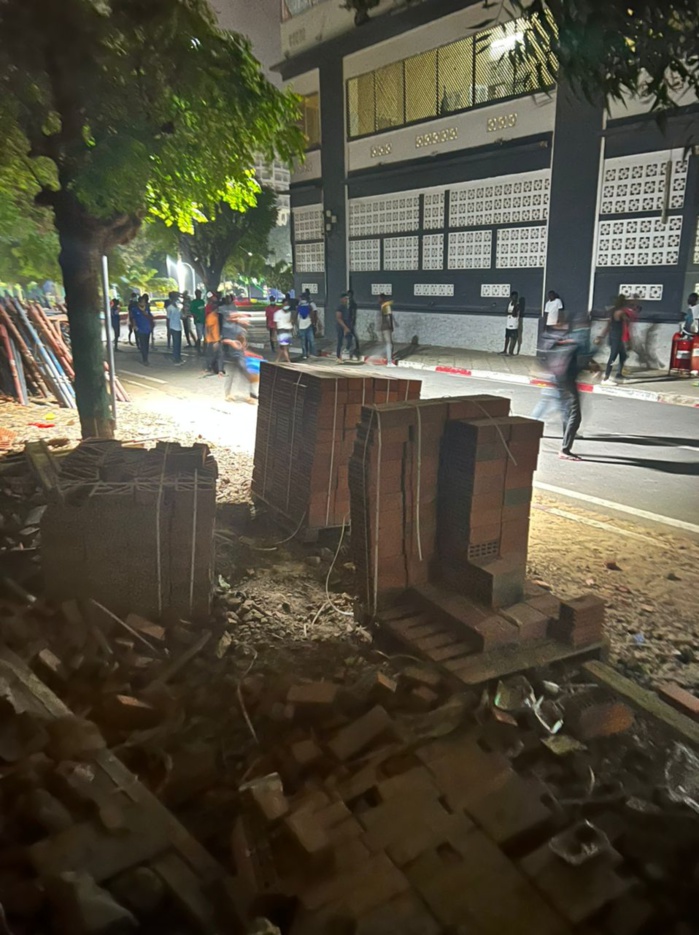 UCAD : Les étudiants ressortissants de Ziguinchor barrent l’avenue Cheikh Anta Diop pour réclamer leur subvention à Ousmane Sonko.