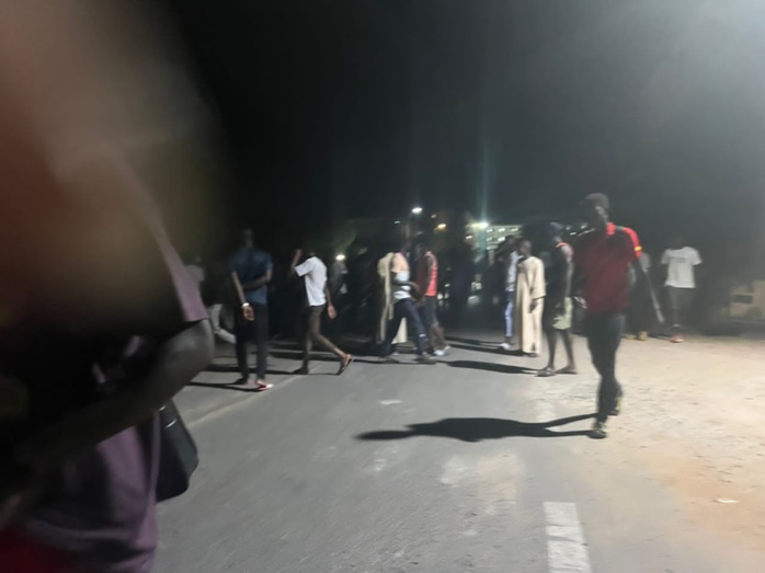 UCAD : Les étudiants ressortissants de Ziguinchor barrent l’avenue Cheikh Anta Diop pour réclamer leur subvention à Ousmane Sonko.