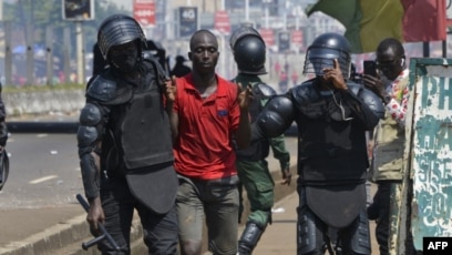Guinée: trois leaders d'un collectif écroués à Conakry où des manifestants défient la junte