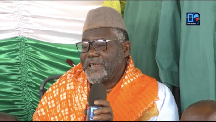 TOUBA - Serigne Fallou Mbacké Dioumada fusille certains Mbacké-Mbacké…caresse Macky… et bousille les journalistes. TOUBA - Serigne Fallou Mbacké Dioumada fusille certains Mbacké-Mbacké…caresse Macky… et bousille les journalistes.