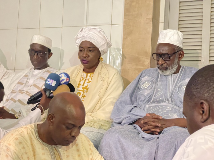 Aminata Touré au Khalife Omarienne : « Nous sollicitons vos prières pour une campagne apaisée et stable » Aminata Touré au Khalife Omarienne : « Nous sollicitons vos prières pour une campagne apaisée et stable »