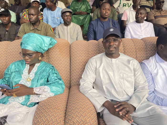 Fatick : Moïse Sarr et Thérèse Faye Diouf fument le calumet de la paix pour donner la majorité à la coalition Benno Bokk Yakaar. Fatick : Moïse Sarr et Thérèse Faye Diouf fument le calumet de la paix pour donner la majorité à la coalition Benno Bokk Yakaar.