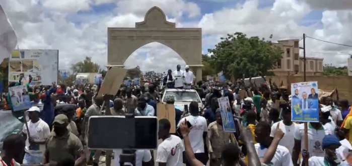 Législatives 2022 : NDINDY (populations) est sortie accueillir Sonko. Législatives 2022 : NDINDY (populations) est sortie accueillir Sonko.