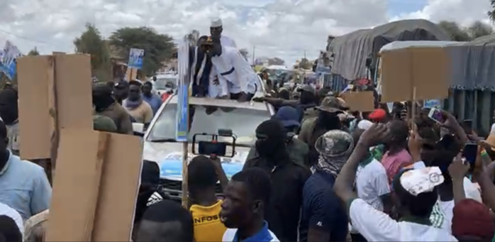 Législatives 2022 : NDINDY (populations) est sortie accueillir Sonko. Législatives 2022 : NDINDY (populations) est sortie accueillir Sonko.