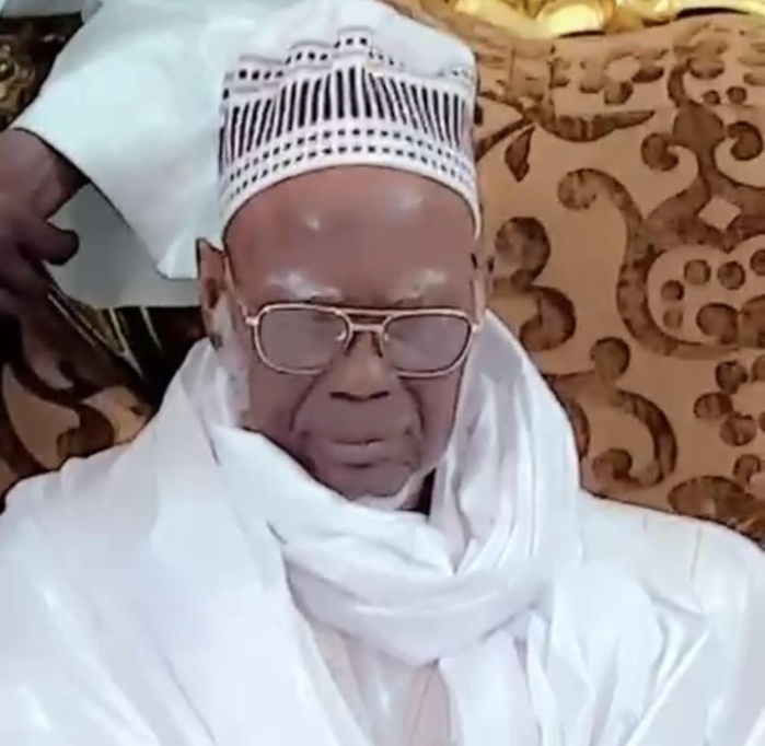 TOUBA - Le Khalife Général des Mourides de retour au Sénégal après un séjour d’une semaine à Paris. TOUBA - Le Khalife Général des Mourides de retour au Sénégal après un séjour d’une semaine à Paris.