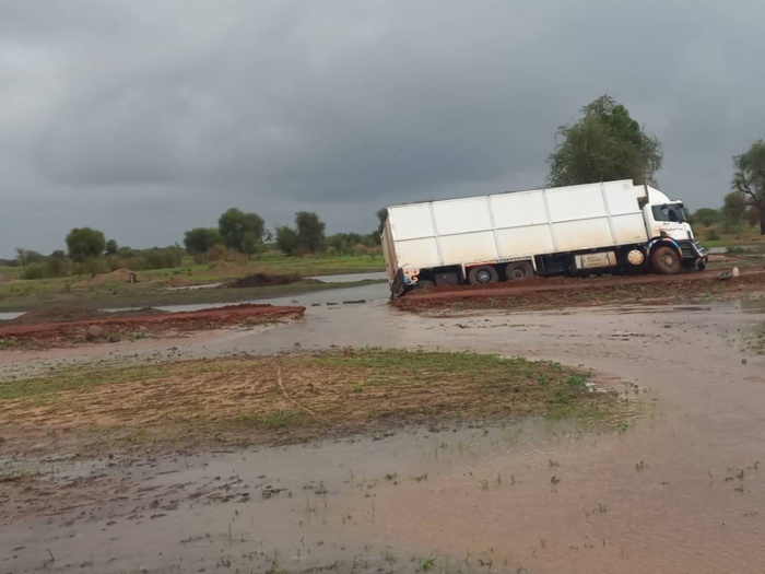 Sortie autoroute à péage (Rond point Keur Balla) - Résidence Nianing 2- l'hôtel Riu : la piste construite par Loum Diagne a cédé sous le poids des eaux. Sortie autoroute à péage (Rond point Keur Balla) - Résidence Nianing 2- l'hôtel Riu : la piste construite par Loum Diagne a cédé sous le poids des eaux.