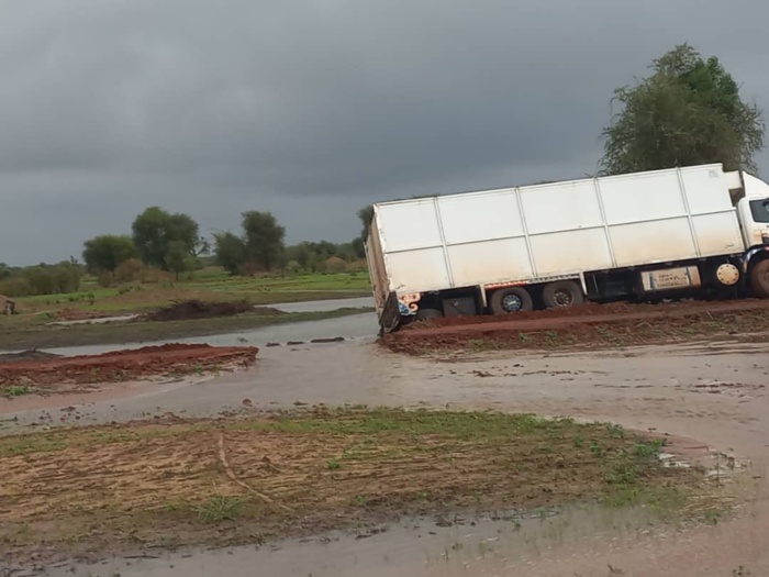 Sortie autoroute à péage (Rond point Keur Balla) - Résidence Nianing 2- l'hôtel Riu : la piste construite par Loum Diagne a cédé sous le poids des eaux. Sortie autoroute à péage (Rond point Keur Balla) - Résidence Nianing 2- l'hôtel Riu : la piste construite par Loum Diagne a cédé sous le poids des eaux.