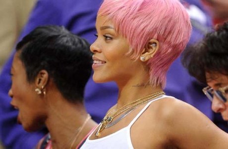 Rihanna : cheveux roses et tétons apparents pour soutenir les Clippers