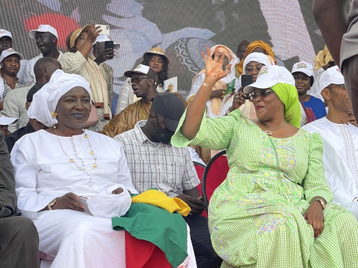 Arrêt sur image : La première Dame au meeting de clôture de Benno. Arrêt sur image : La première Dame au meeting de clôture de Benno.