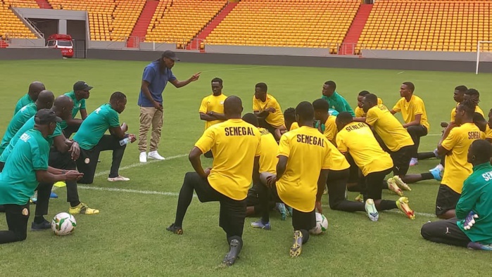 Éliminatoires CHAN 2023 : Aliou Cissé a rendu visite à la sélection locale, à la veille du match contre le Libéria … Éliminatoires CHAN 2023 : Aliou Cissé a rendu visite à la sélection locale, à la veille du match contre le Libéria …