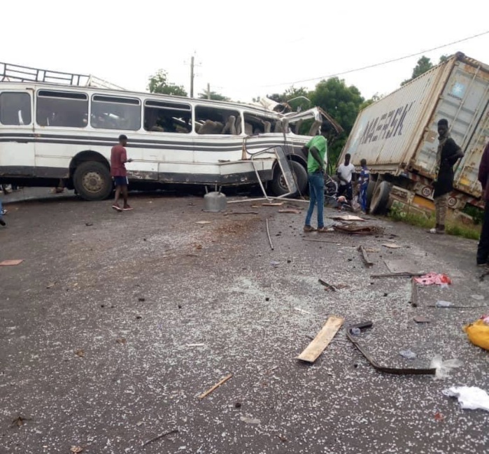 Accident à hauteur de Diouroup / Le bilan s'alourdit à 04 morts : le bus transportait les pensionnaires de l'école de football « Thio » de Kaolack.