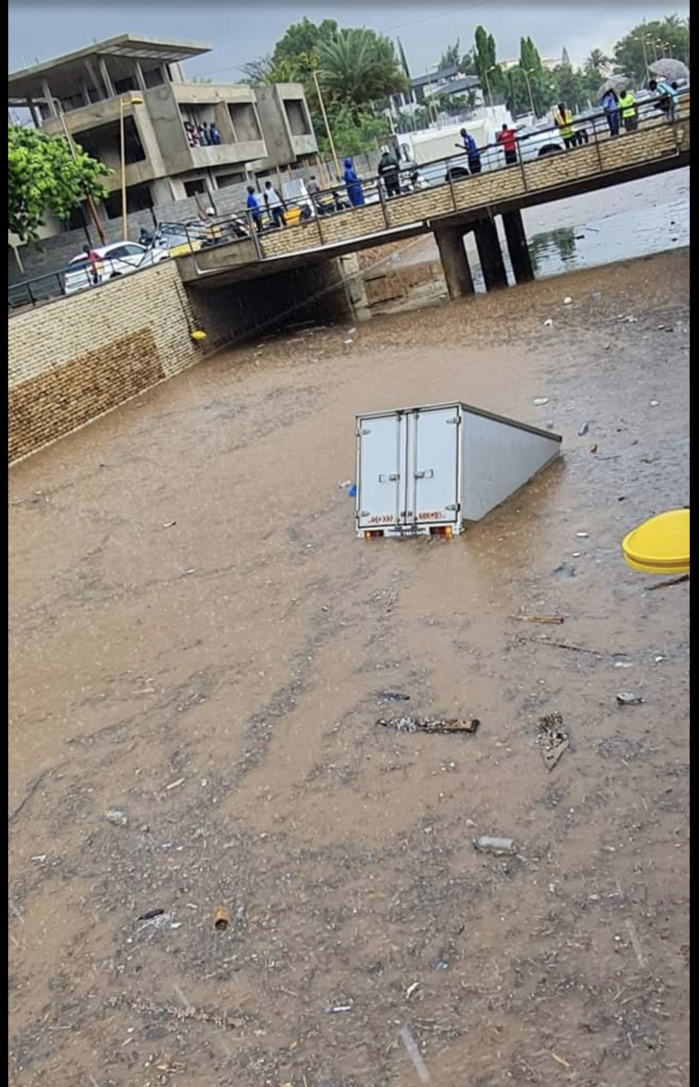 Fortes pluies à Dakar : Le tunnel sur la corniche Ouest submergé, des véhicules coincés dans les eaux !