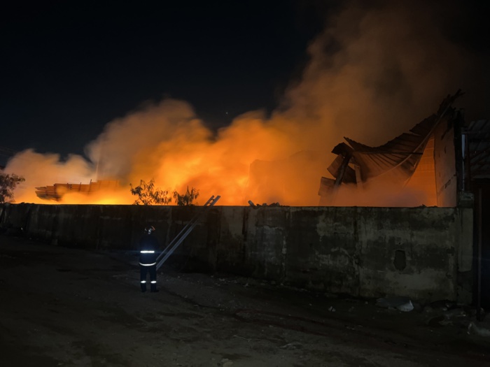 Urgent : Grave incendie dans un entrepôt de matériels électroménagers à Cambérène, plusieurs centaines de millions partis en fumée.