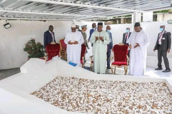 Mali : Macky Sall s'est recueilli sur la tombe de IBK.