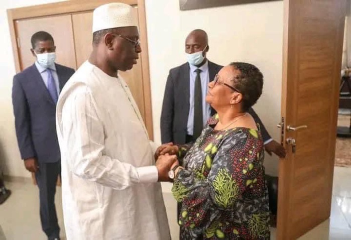 Mali : Macky Sall s'est recueilli sur la tombe de IBK. Mali : Macky Sall s'est recueilli sur la tombe de IBK.