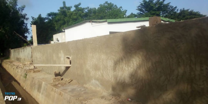 KOLDA : Moussa Baldé (Maer/PCD) et Mame Boye Diao (DG Domaines) reconstruisent le mur de clôture de l'hôpital régional avec curage des caniveaux à plus de huit millions...