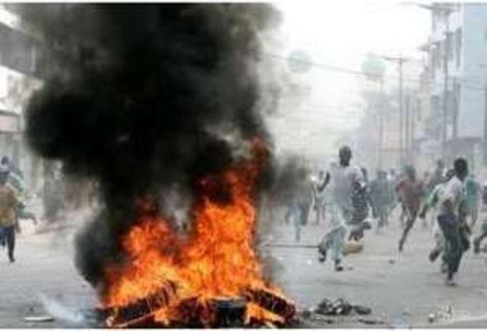 Vent de violences à Thiaroye sur mer : les pêcheurs brûlent deux bus, l'un d'eux arrêté, un autre à l'hôpital
