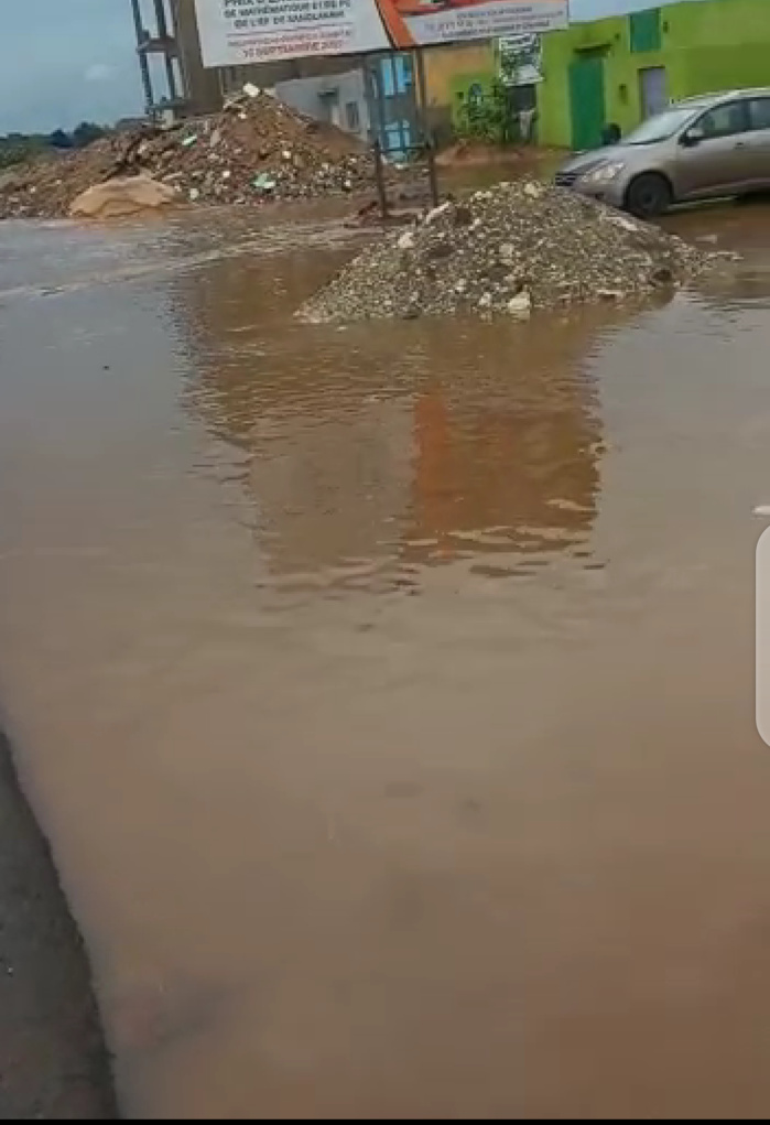 Fortes pluies à Rufisque : Les villas de la Sicap Belleville de Sangalkam, inondées. Fortes pluies à Rufisque : Les villas de la Sicap Belleville de Sangalkam, inondées.