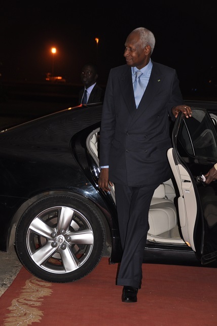 Exclusif Dakaractu- Les images de l'arrivée d'Abdou Diouf, venu participer à la conférence des ONG de la Francophonie