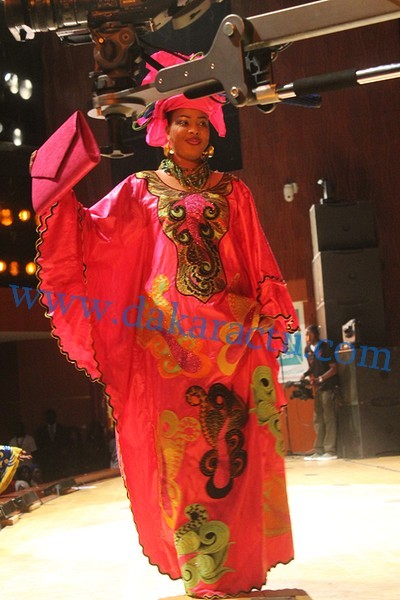Défilé des modèles de Mame Khoudia, fille de Fatou Gueweul, lors de l'anniversaire de sa mère au Grand Théâtre