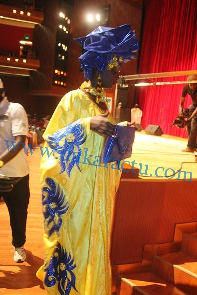 Défilé des modèles de Mame Khoudia, fille de Fatou Gueweul, lors de l'anniversaire de sa mère au Grand Théâtre