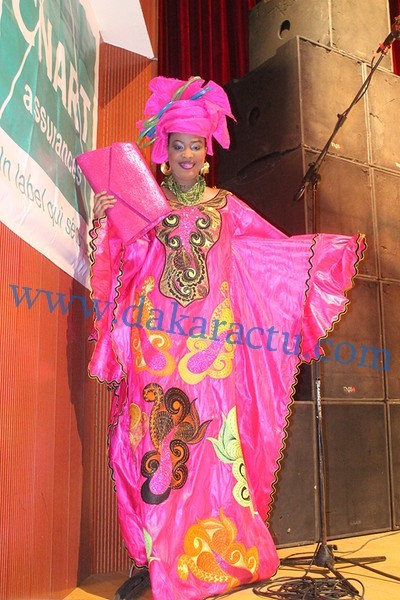 Défilé des modèles de Mame Khoudia, fille de Fatou Gueweul, lors de l'anniversaire de sa mère au Grand Théâtre