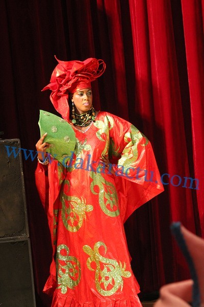 Défilé des modèles de Mame Khoudia, fille de Fatou Gueweul, lors de l'anniversaire de sa mère au Grand Théâtre