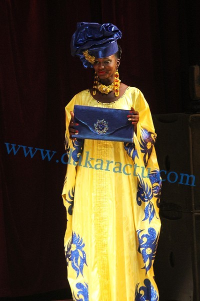 Défilé des modèles de Mame Khoudia, fille de Fatou Gueweul, lors de l'anniversaire de sa mère au Grand Théâtre