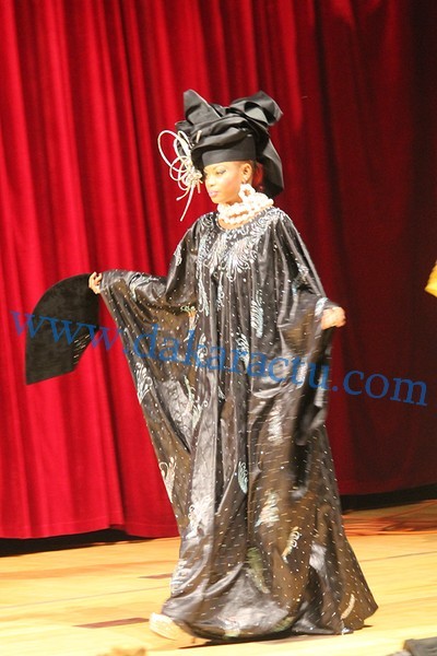 Défilé des modèles de Mame Khoudia, fille de Fatou Gueweul, lors de l'anniversaire de sa mère au Grand Théâtre