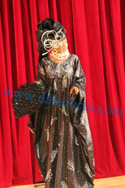 Défilé des modèles de Mame Khoudia, fille de Fatou Gueweul, lors de l'anniversaire de sa mère au Grand Théâtre