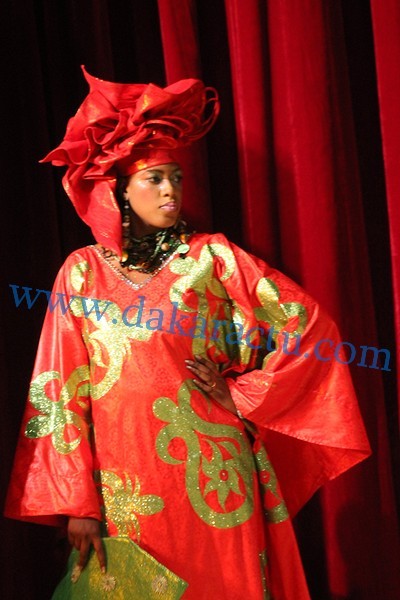 Défilé des modèles de Mame Khoudia, fille de Fatou Gueweul, lors de l'anniversaire de sa mère au Grand Théâtre