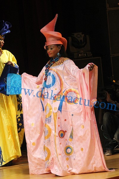 Défilé des modèles de Mame Khoudia, fille de Fatou Gueweul, lors de l'anniversaire de sa mère au Grand Théâtre