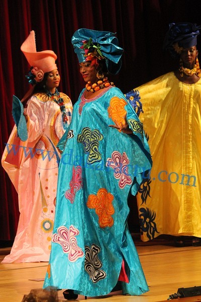 Défilé des modèles de Mame Khoudia, fille de Fatou Gueweul, lors de l'anniversaire de sa mère au Grand Théâtre
