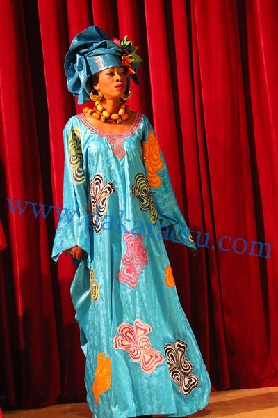 Défilé des modèles de Mame Khoudia, fille de Fatou Gueweul, lors de l'anniversaire de sa mère au Grand Théâtre