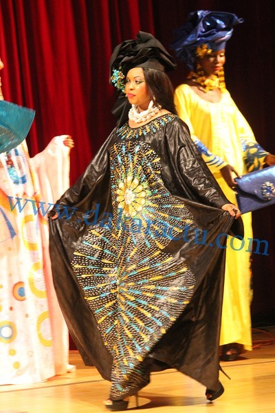 Défilé des modèles de Mame Khoudia, fille de Fatou Gueweul, lors de l'anniversaire de sa mère au Grand Théâtre