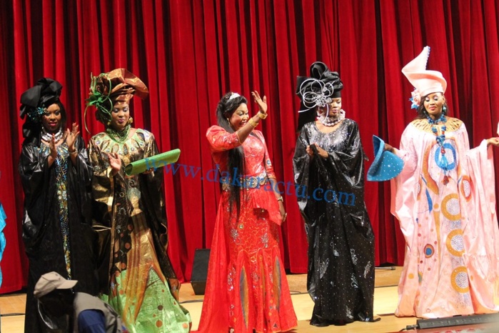 Défilé des modèles de Mame Khoudia, fille de Fatou Gueweul, lors de l'anniversaire de sa mère au Grand Théâtre