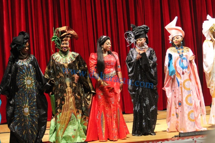 Défilé des modèles de Mame Khoudia, fille de Fatou Gueweul, lors de l'anniversaire de sa mère au Grand Théâtre